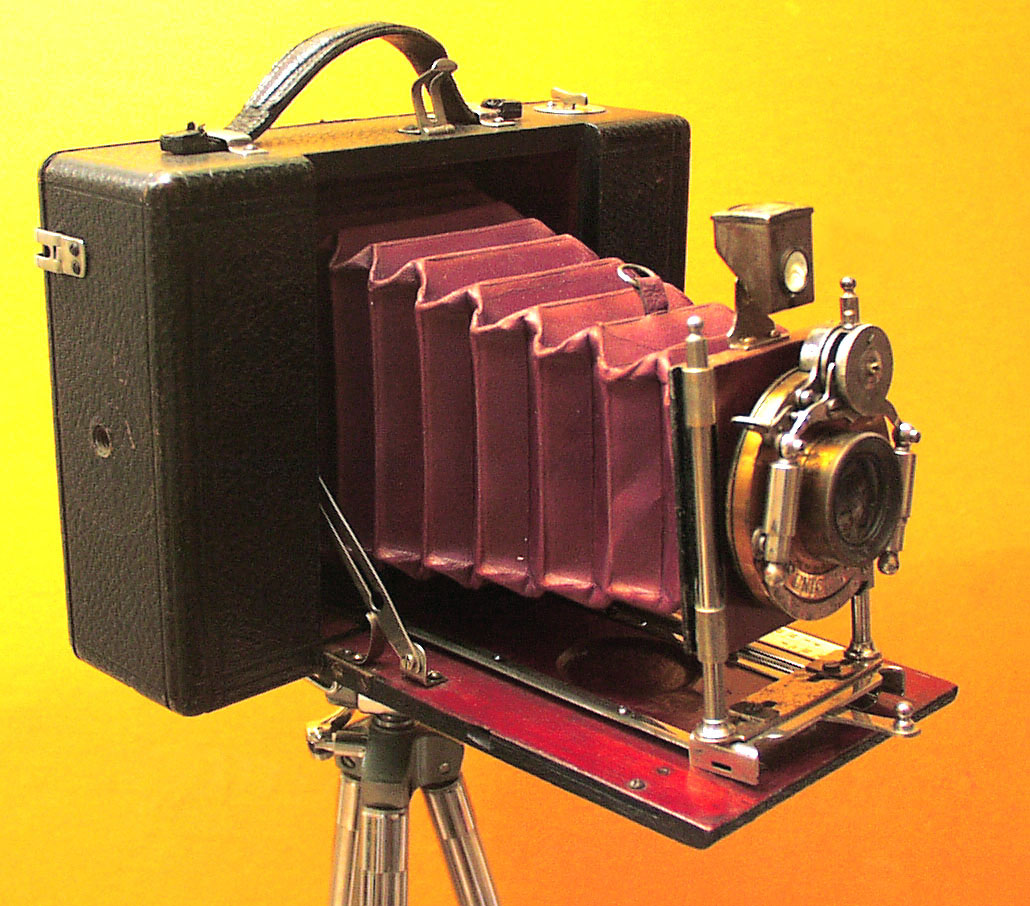 Folding Hand Camera with Bosch & Lomb Unicum Lens - click to enlarge.